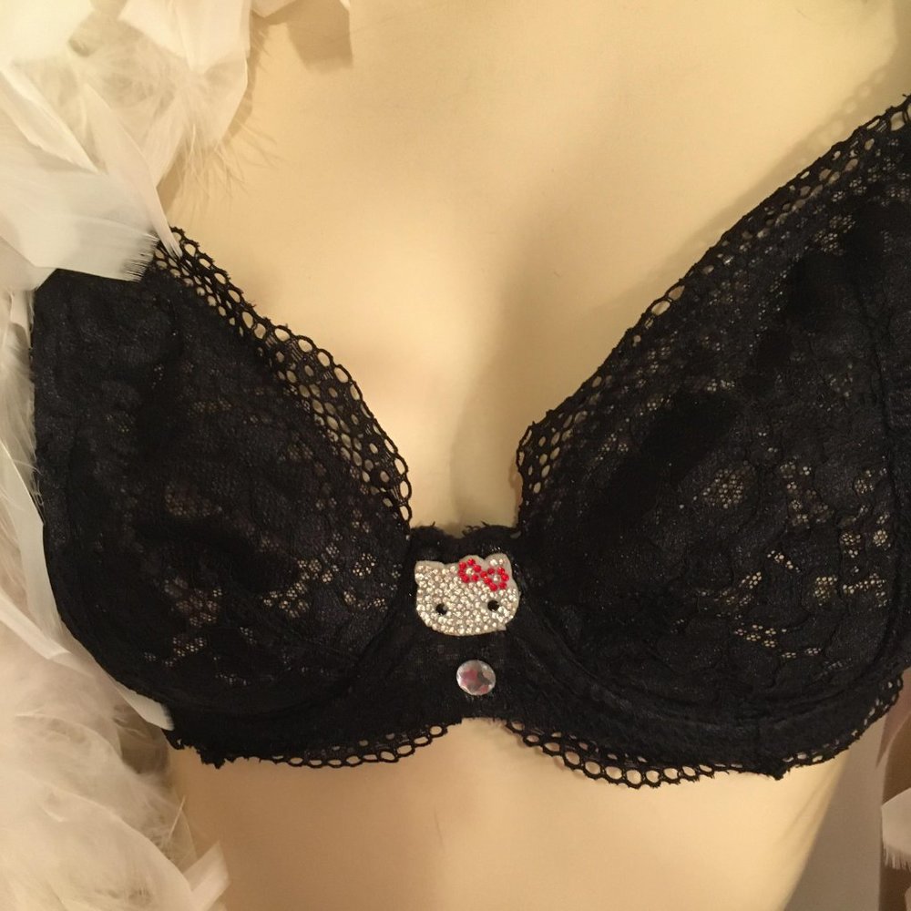 GORGEOUS pin up style lace bra and shorts set with hello kitty crystal details - Picture 10 of 12